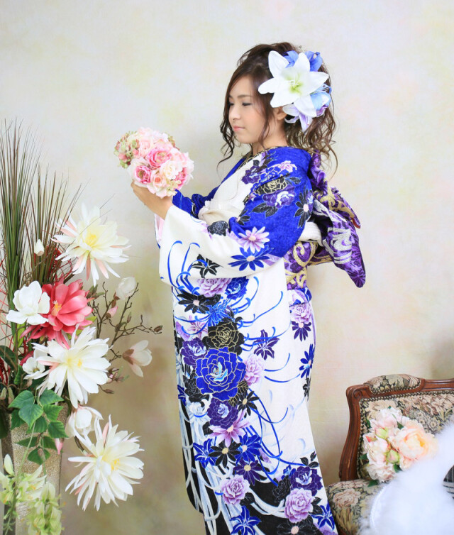 Doukeshi Arpの振袖 /白色/青色/クール/花柄/ 白地に群青 | My振袖