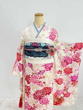 二十歳振袖館Az 印西店の振袖 /白色/ピンク色/キュート/バラ柄