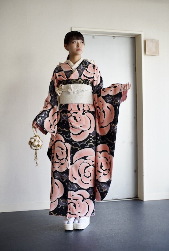 振袖 薔薇 モダン まんたいやの振袖 黒色 ピンク色 キュート バラ柄