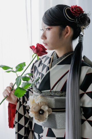振り袖（美人画・A2サイズ） 正統派古典/ひいな振袖ネットレンタル 黒 牡丹に鼓檜扇紋様 大人