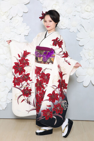 和とりえ 京都北山の振袖 /白色/黒色/グラマラス/花柄/ J-ジュエル白