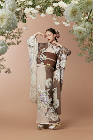 和とりえ 滋賀 安曇川の振袖 /ベージュ色/茶色/古典/牡丹柄/ 【特選】V