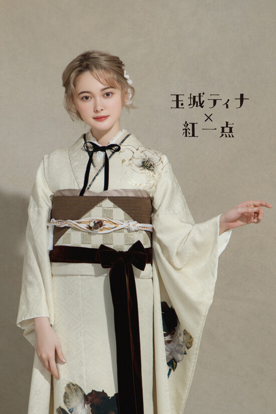 AYLI深井店の振袖 /ベージュ色/茶色/エレガント/花柄/ 玉城ティナさん