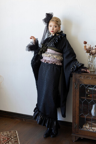 ♦︎モノトーン振袖♦︎銀彩加工♦︎豪華刺繍♦︎牡丹菊紋♦︎成人式♦︎フルセット♦︎フルオーダー くすみカラーエレガント 黒/白/モノトーン 牡丹柄 大人っぽい 黒