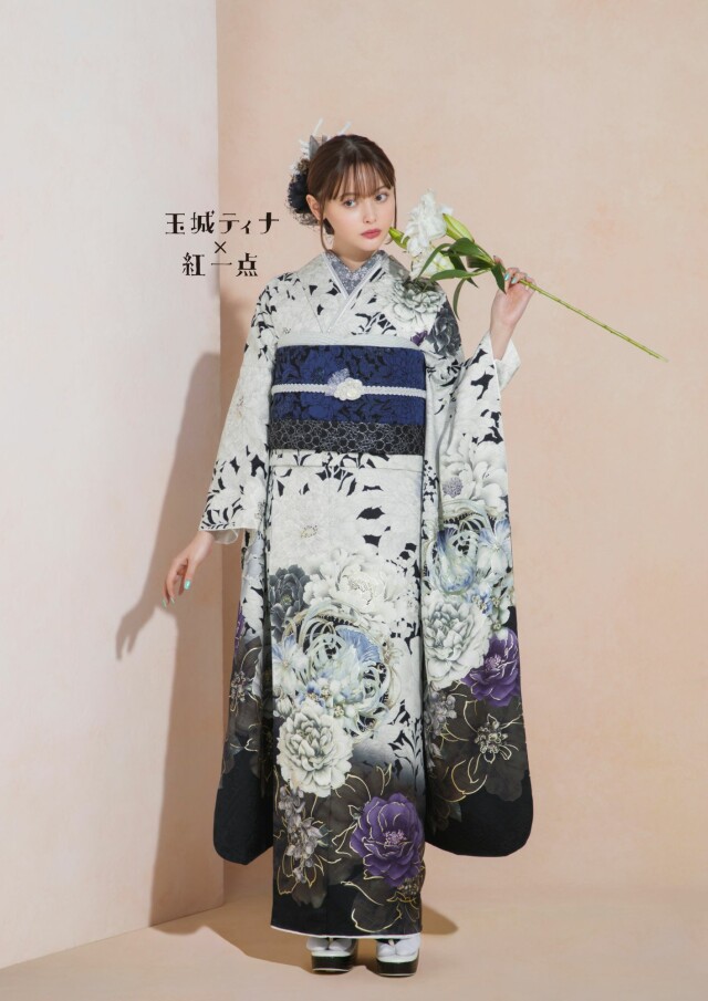 振袖gram 東札幌駅前店の振袖 /白色/黒色/エレガント/花柄/ 2025年