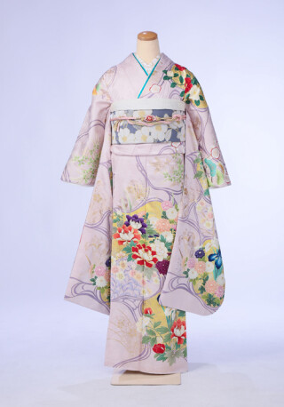 淡いパープルに鮮やかな花々を個性的に彩る_振袖_65776