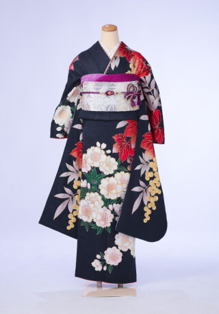 シックな黒に花柄が大胆なレトロモダンの振袖_振袖_65781