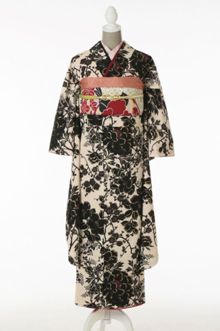 黒い花柄でクールな印象に_振袖_67445