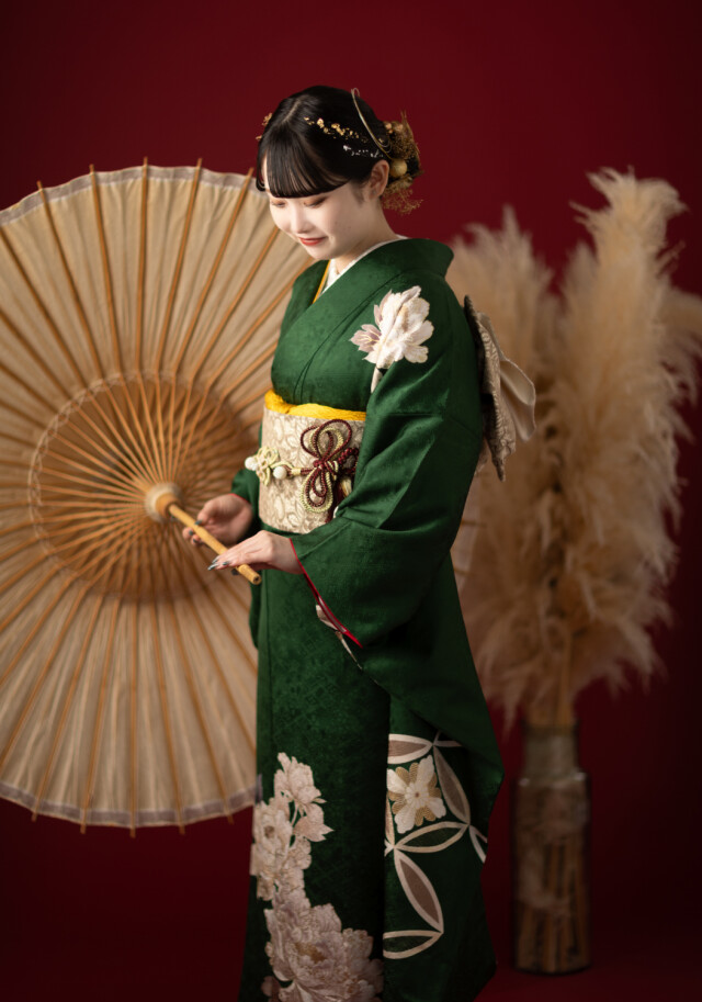 moon 振袖3点 フォトスタジオ ランファンの振袖 /緑色/白色/クール/牡丹柄/ 振袖003