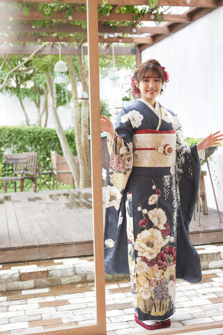 ◇お振袖 グレー 赤 花柄 成人式 結婚式 白地に咲く赤色の梅と牡丹が鮮烈な粋古典の大人振袖で成人式