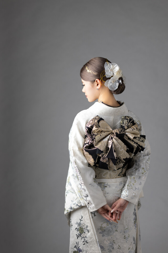 フォトスタジオ ランファンの振袖 /白色/シルバー色/クール/バラ柄/ 桂