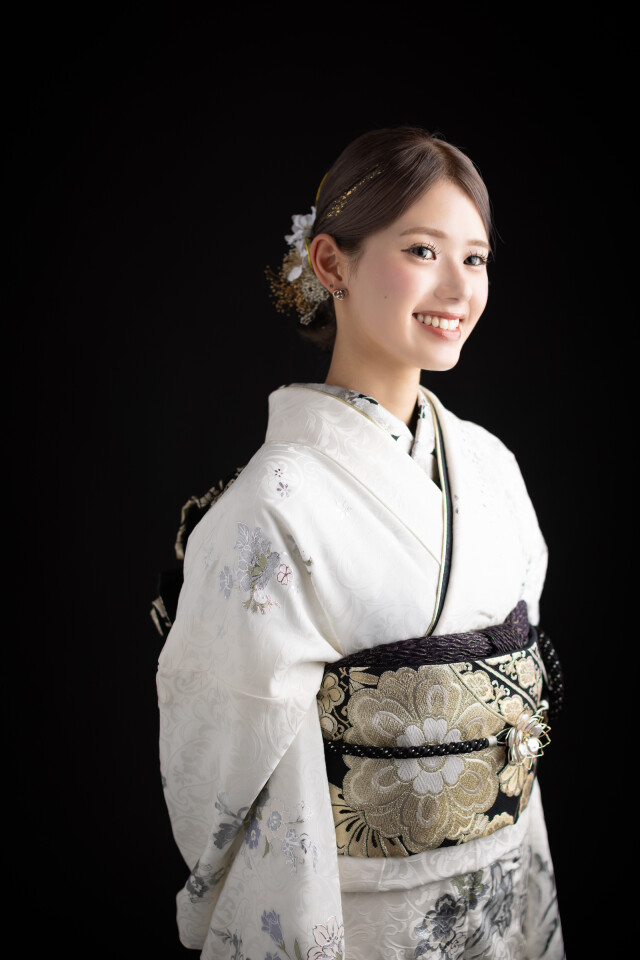 フォトスタジオ ランファンの振袖 /白色/シルバー色/クール/バラ柄/ 桂