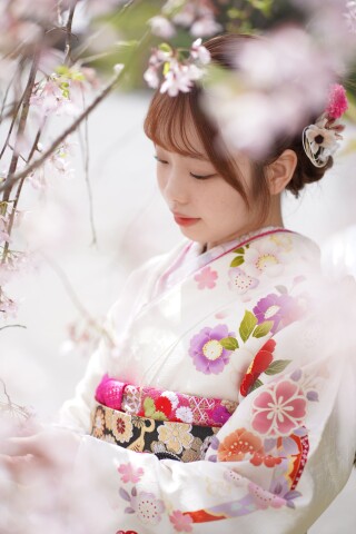 2025年モデル白×赤花柄キュート_振袖_100981 | 成人式フォト スタジオ樹木｜千葉佐倉
