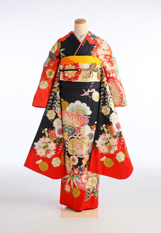 黒に朱色を配した華やかモダンな古典柄_振袖_69723 | らかんスタジオ春日部店