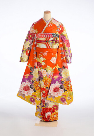 オレンジと色鮮やかな花々で視線をくぎ付け♪_振袖_69737