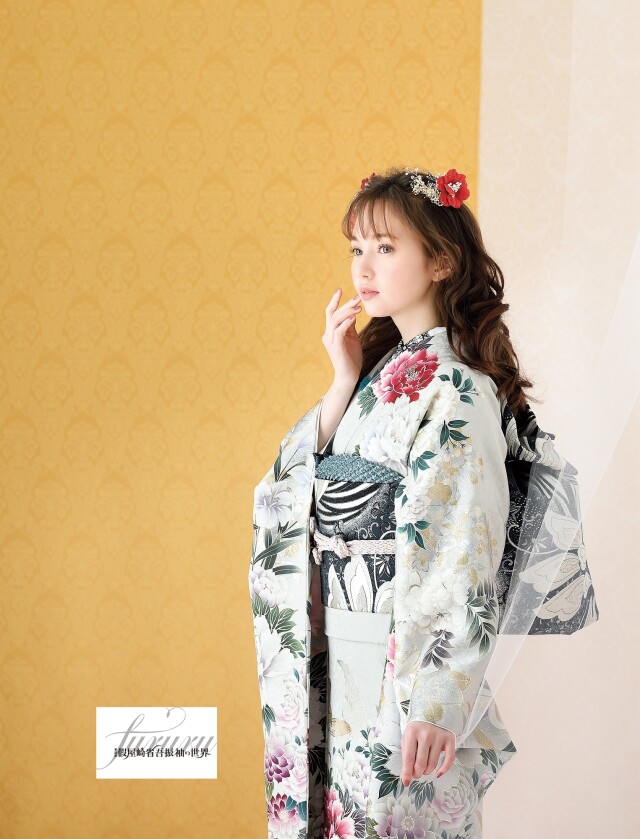 振袖レンタル フォトスタジオトミーの振袖 /白色/赤色/グラマラス/花柄