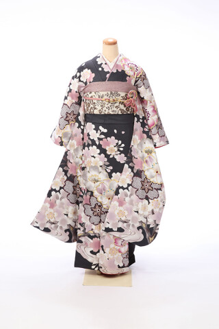 白く美しい花柄が魅力の着物_振袖_87457