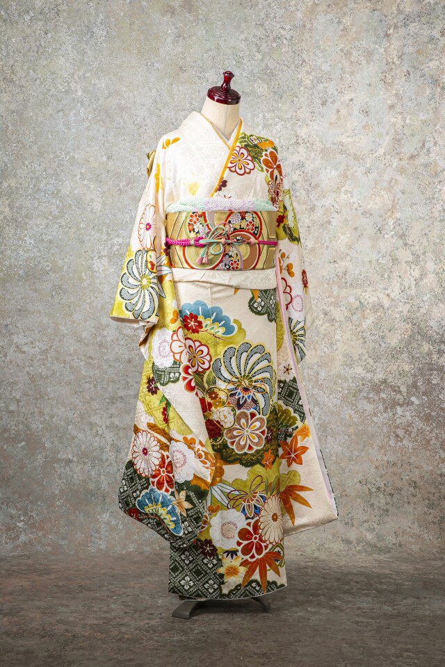 シャルムドゥグレイス 蒲田店の振袖 /ベージュ色/白色/レトロ/菊柄