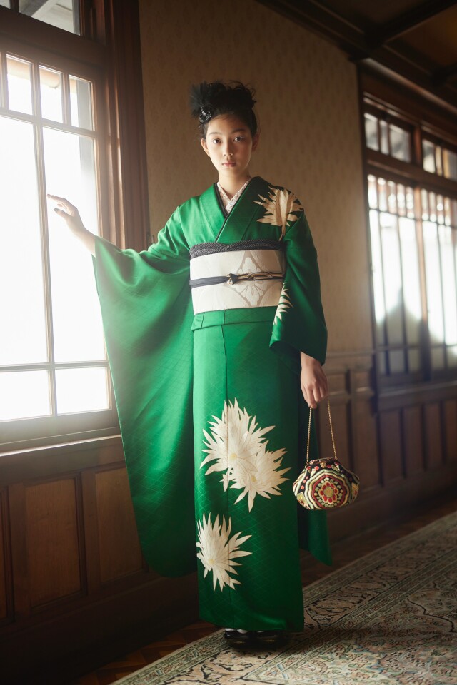 【白系】華やかな緑と黄色の花柄振袖 TAKAZENの振袖 /白色/ゴールド色/グラマラス/牡丹柄/ モード