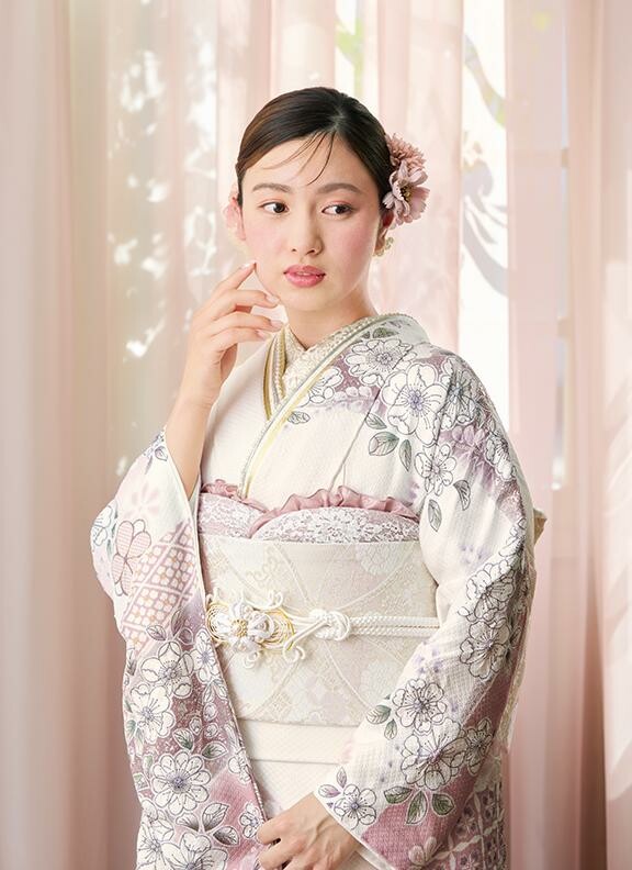 夢きらら川口店の振袖 /白色/紫色/キュート/花柄/ 白地 淡いパープルが