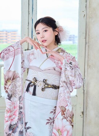 白地×ピンクのロマンティック花振袖｜大人フェミニンな華やぎスタイル_振袖_74379