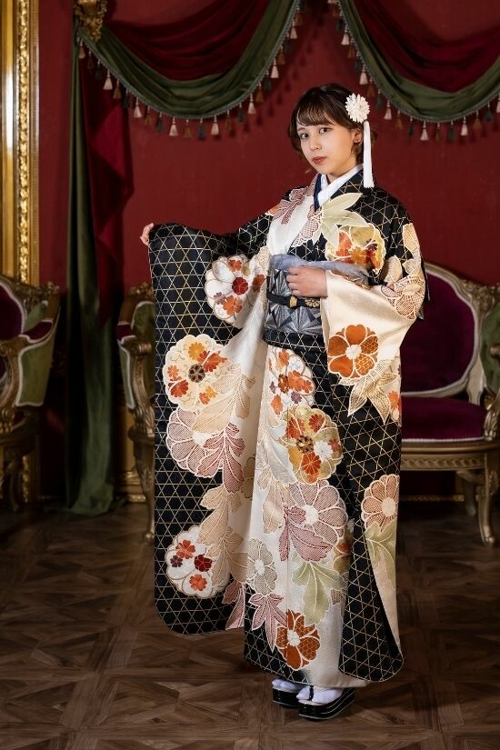 東京着物 結鶴 中目黒店の振袖 /白色/黒色/古典/花柄/ 古典振袖 | My振袖