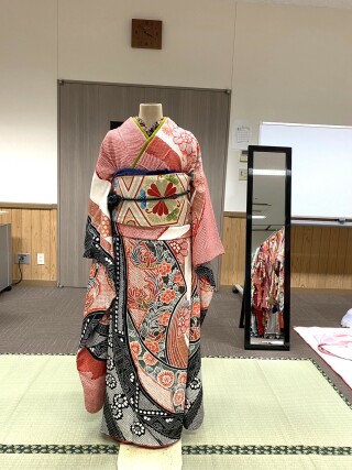 遊楽市の振袖 /緑色/ピンク色/エレガント/バラ柄/ 【モリハナエ】バラ