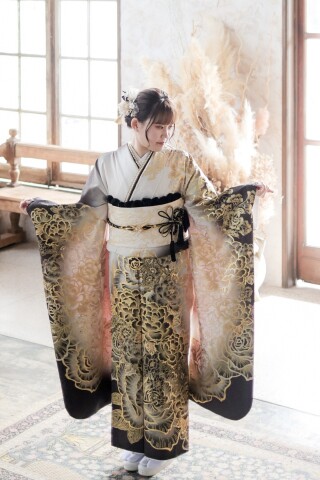 mitsuwa(ミツワ)の振袖 /ゴールド色/黒色/クール/花柄/ 【新作