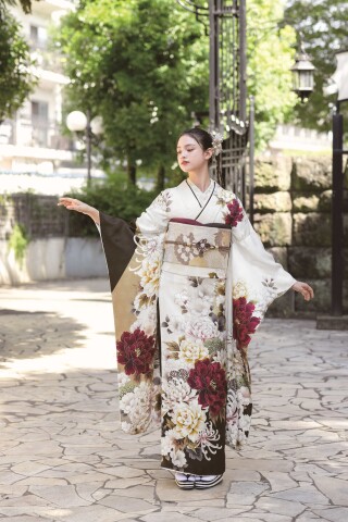 振袖マーメイド（旧：Sanwa 佐世保店）の振袖 /白色/レトロ/椿柄/ 東京