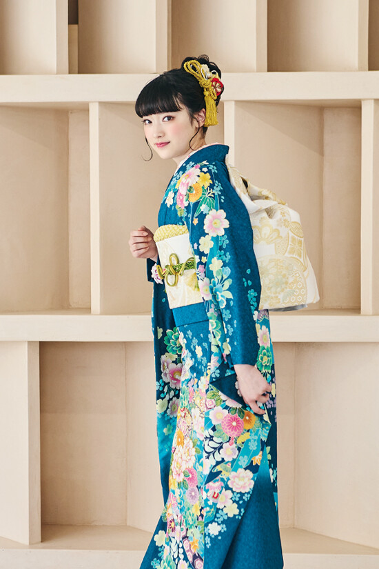 8/17迄　白地のクールな青緑色の梅の振袖フルセット 8/17迄 白地のクールな青緑色の梅の振袖フルセット