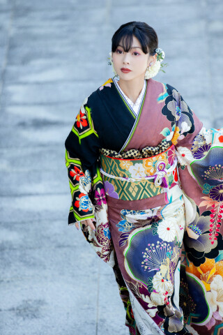 或花/アルバーナの振袖 /茶色/黒色/エレガント/花柄/ 今田美桜 | My振袖