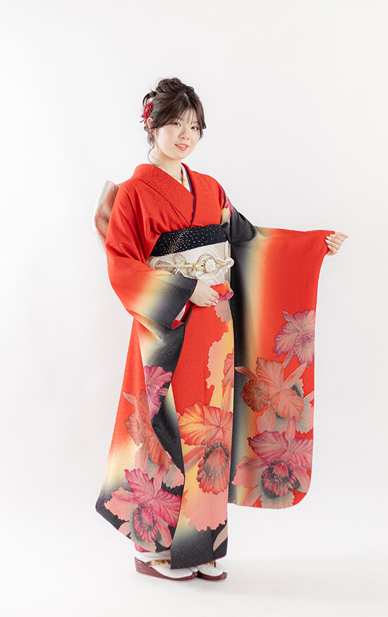 阿部写真館プレイアトレ土浦店の振袖 /赤色/黒色/グラマラス/花柄/ 品