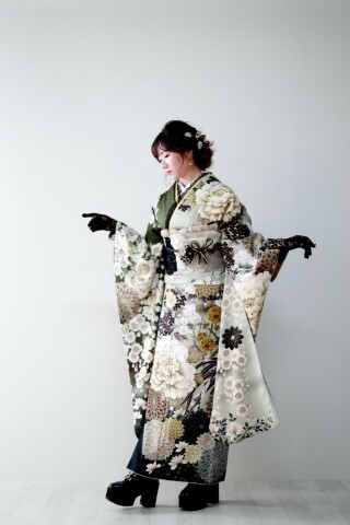 501z9,12v65〇華やか 振袖 刺繍 地紋 金彩 牡丹 梅 桜 黒 白 梅の成人式振袖一覧 | My振袖