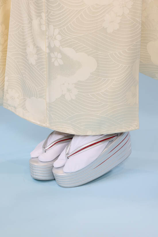白綸子振袖と帯 KIMONO KINDの振袖 /白色/白色/古典/無地柄/ 「桜」綸子無地振袖