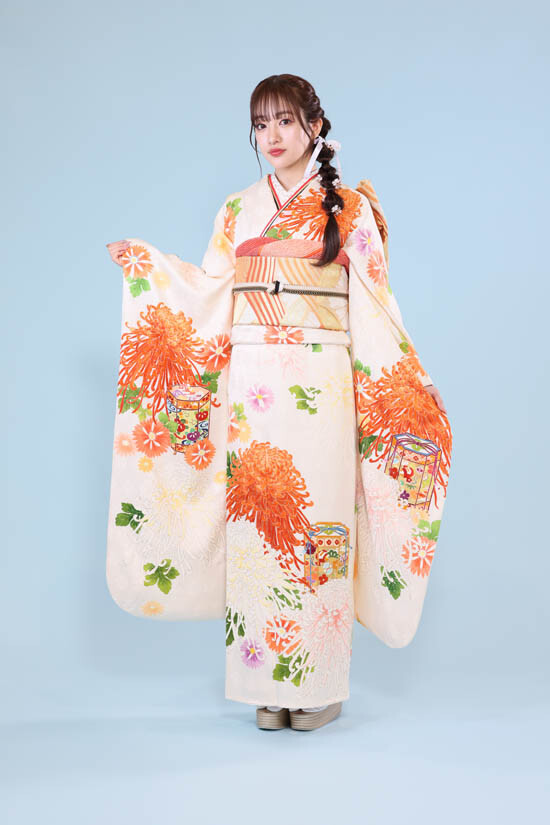 KIMONO KINDの振袖 /白色/オレンジ色/古典/菊柄/ 「貝桶に乱菊」京友禅