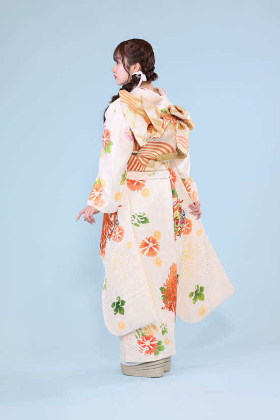 KIMONO KINDの振袖 /白色/オレンジ色/古典/菊柄/ 「貝桶に乱菊」京友禅