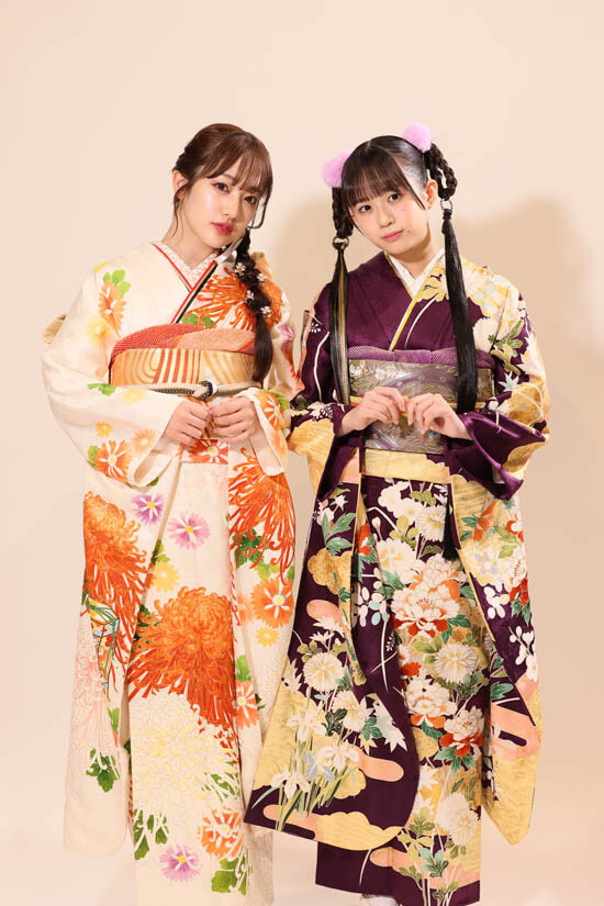 KIMONO KINDの振袖 /白色/オレンジ色/古典/菊柄/ 「貝桶に乱菊」京友禅