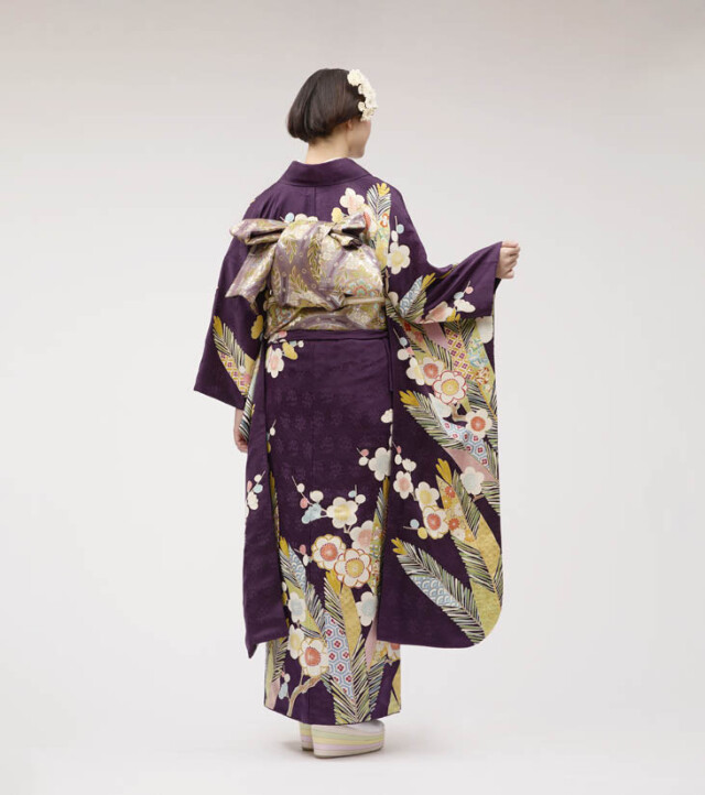 振袖 クリーム色 紫 花柄✧ママ振り✧帯セット✧ MINAMIちゃん着用“NatsuMimi”の振袖-紫|ハタチ記念の新作振袖ご紹介 NAT-