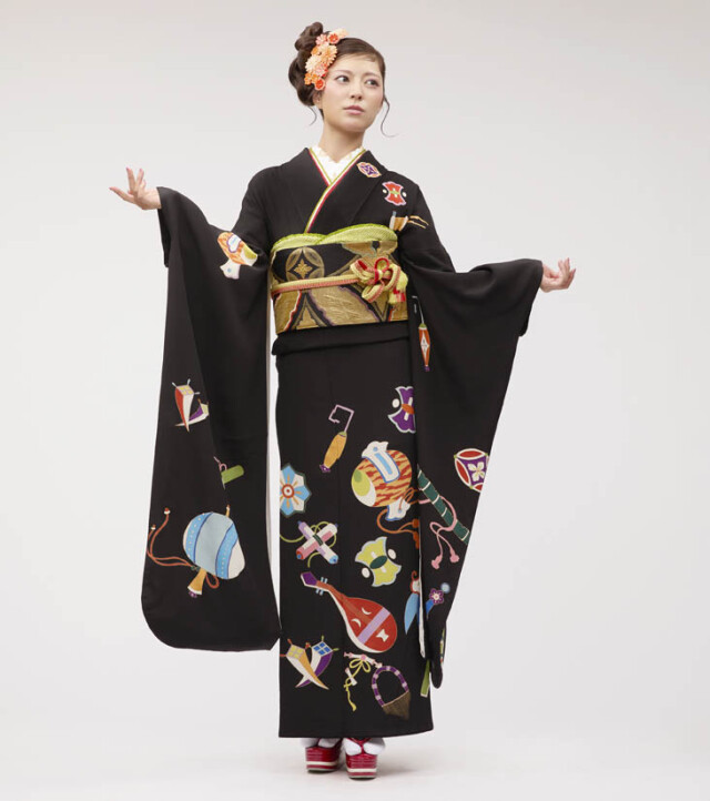 京友禅 黒地 縮緬毬柄 振袖 銀地七宝袋帯フルセット KIMONO KINDの振袖 /黒色/黒色/古典/宝尽柄/ 「宝尽くし」京友禅手描き