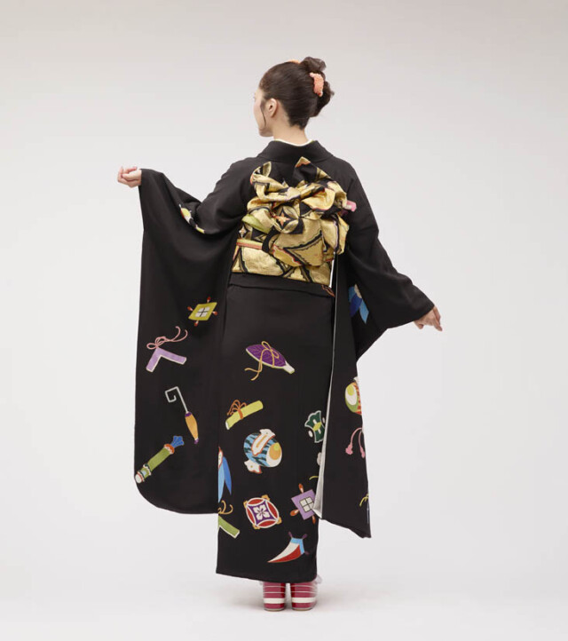 KIMONO KINDの振袖 /黒色/黒色/古典/宝尽柄/ 「宝尽くし」京友禅手描き