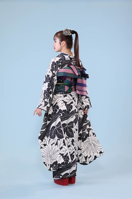 KIMONO KINDの振袖 /黒色/白色/古典/菊柄/ 「菊花」JOTARO SAITO