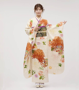 KIMONO KINDの振袖 /ベージュ色/オレンジ色/古典/菊柄/ 「貝桶に乱菊