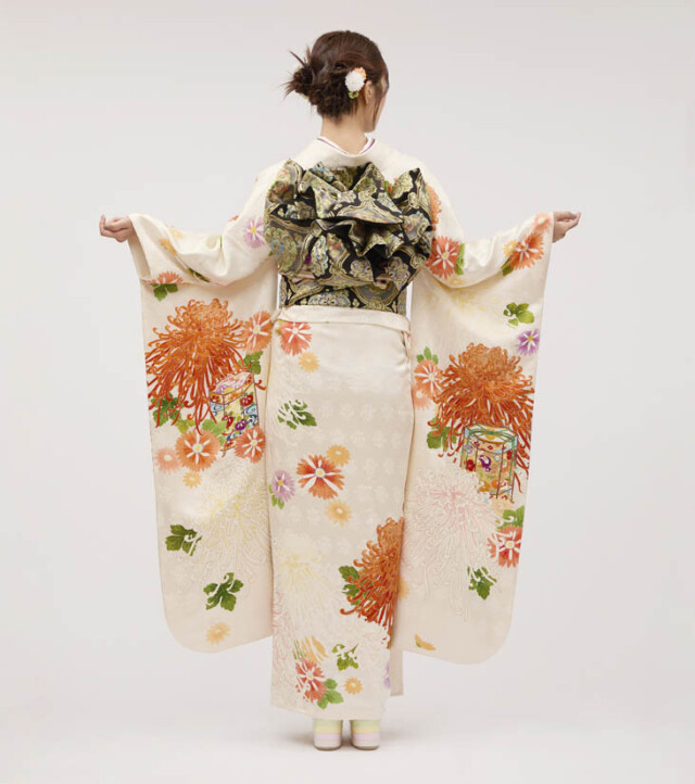 B◆着物くつろぎ 貝桶に花模様 金彩 褐返色 袷 正絹 振袖 着物 着丈162 KIMONO KINDの振袖 /ベージュ色/オレンジ色/古典/菊柄/ 「貝桶に乱菊