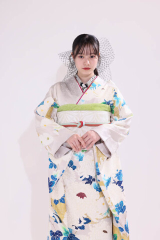 KIMONO KINDの振袖 /白色/青色/古典/菊柄/ 「菊花」京友禅手描き