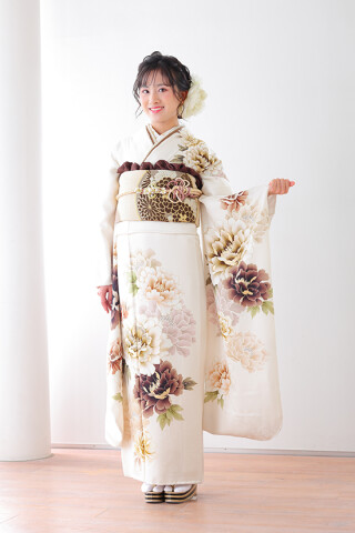 生成りに薫る、雅の花重ね_振袖_100026 | 上原フォートスタジオ