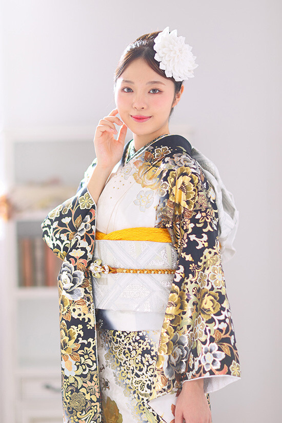 振袖No.2【身長150㎝〜160㎝の方向け】黒地に花模様　蝶々金彩　正絹 振袖】黒・金彩牡丹/蝶 | 【公式】二十歳振袖館Az