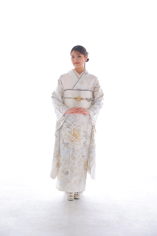 ホワイトベル豊橋の振袖 /白色/ゴールド色/エレガント/花柄/ 振袖 | My振袖