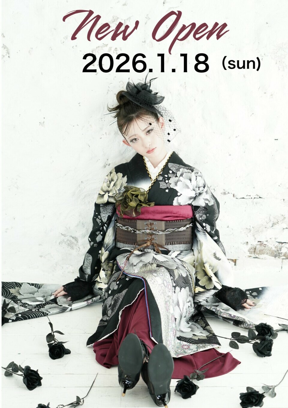 福岡県春日市の二十歳振袖館Az(アズ)福岡春日店は、2026年1月18日(日)にオープンしました。黒地に白いぼたんの柄が入った振袖に、ヴェール付きの黒い帽子や黒いバラを合わせた、モードなスタイルの写真です