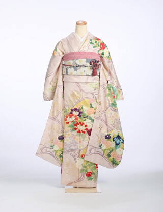 柔らかな薄ピンク地に繊細な四季の花々が優美に咲く振袖_振袖_102553